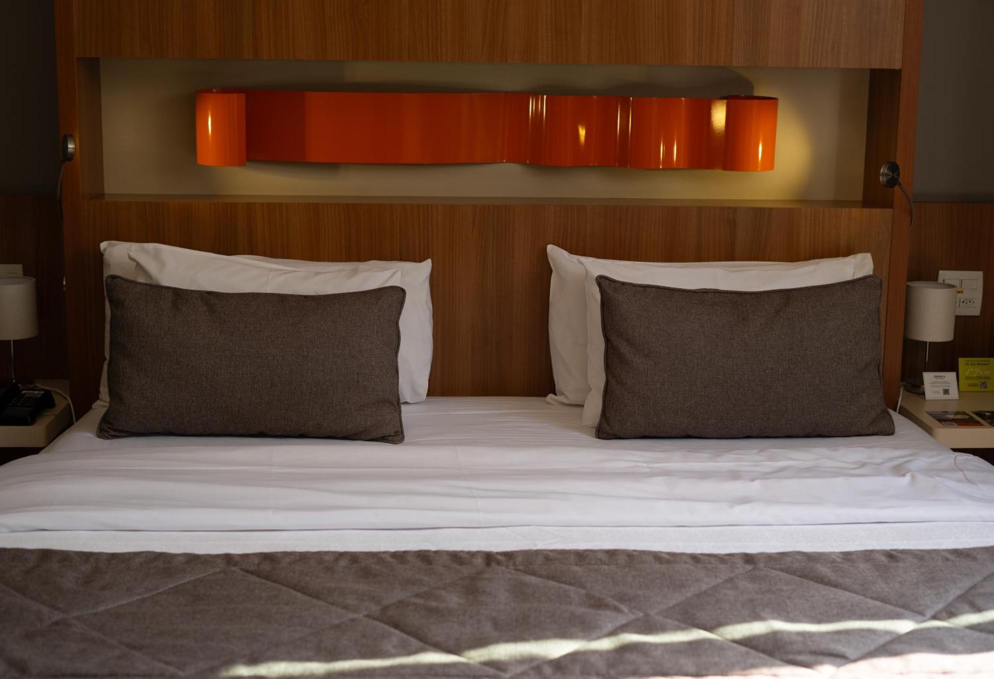 Jade Hotel 브라질리아 외부 사진 A bed with two cushions