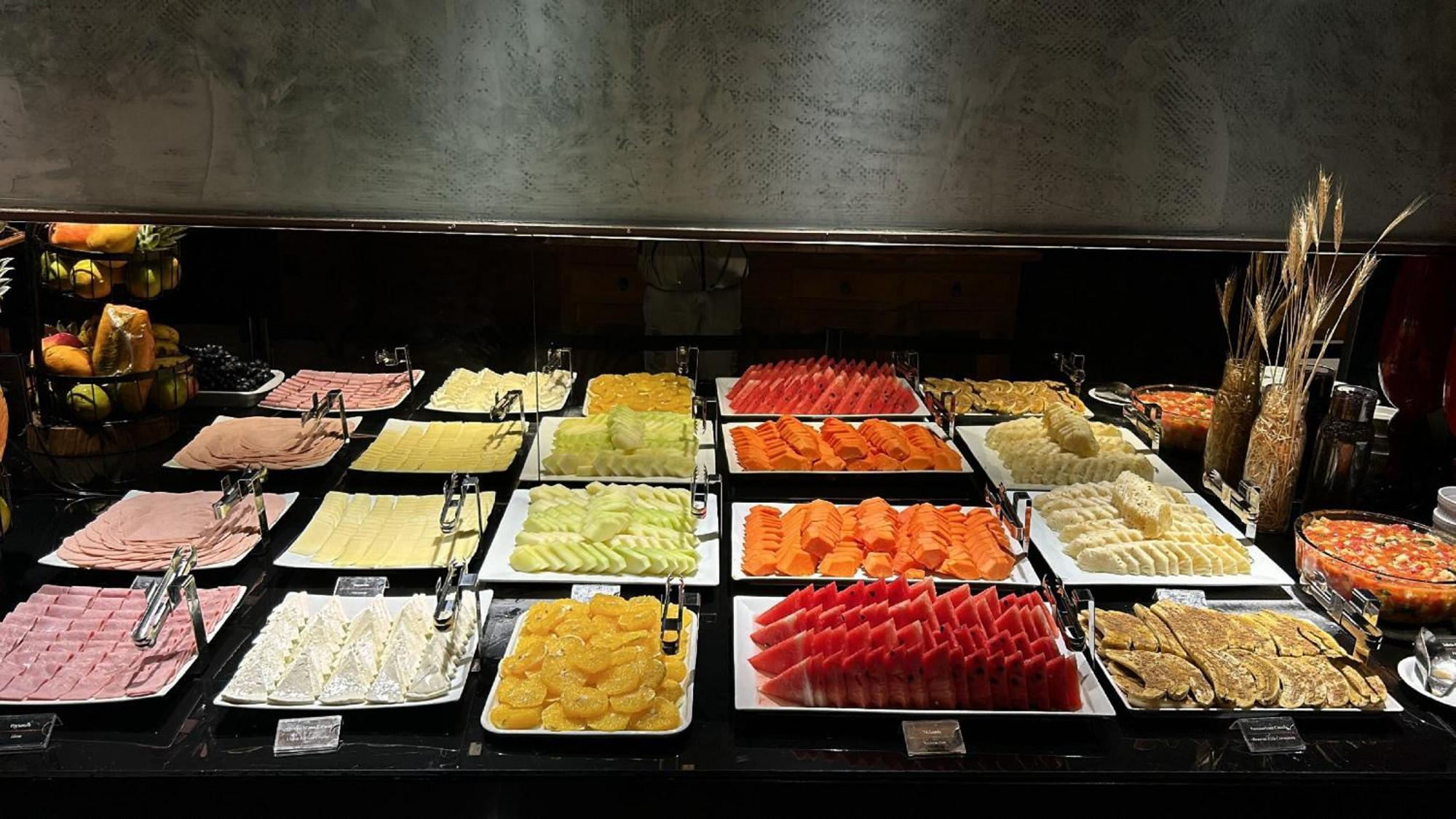 Jade Hotel Brasilia Candangolandia 외부 사진 A selection of cold cuts at a buffet