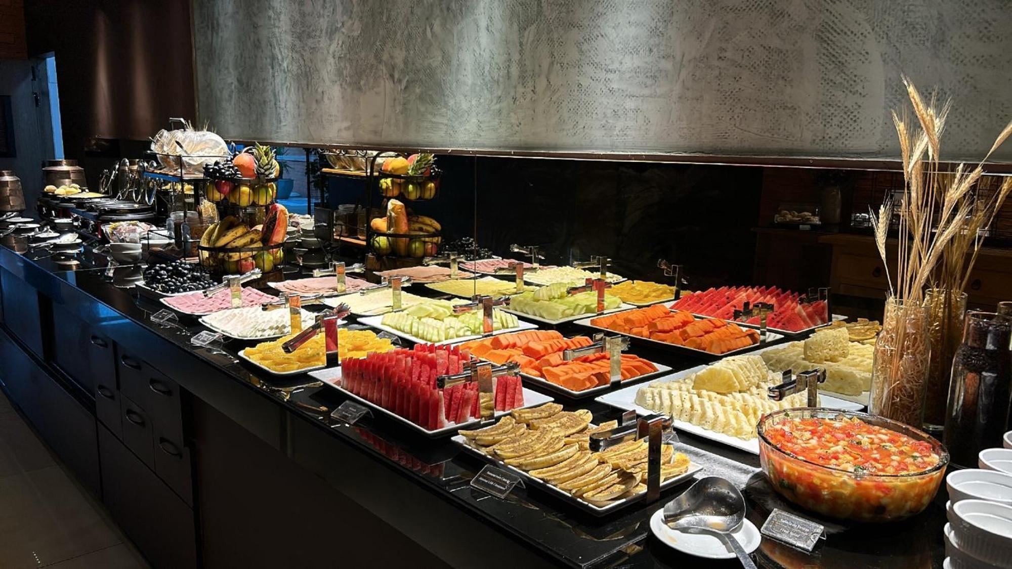 Jade Hotel 브라질리아 외부 사진 A fruit salad buffet