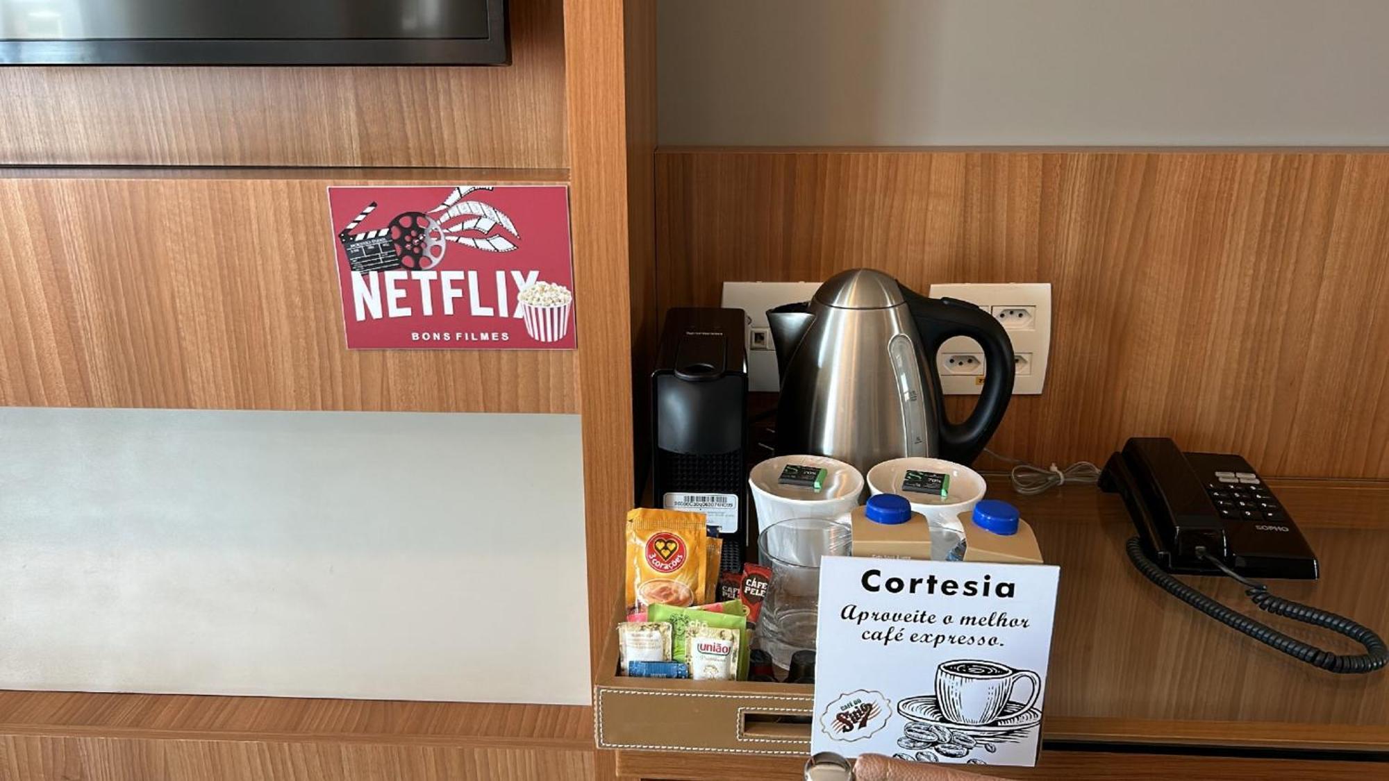 Jade Hotel Brasilia Candangolandia 외부 사진 A Netflix sticker in a hotel room