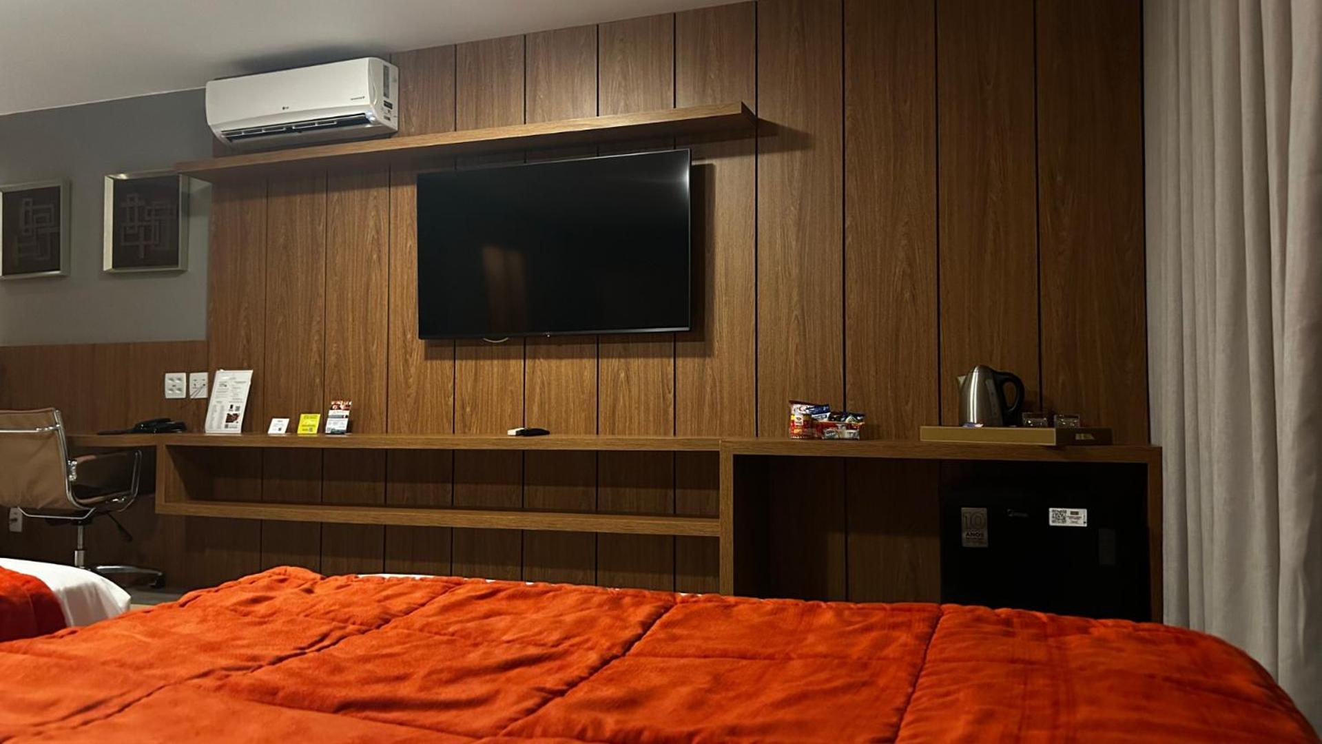 Jade Hotel Brasilia Candangolandia 외부 사진 A television in a hotel room