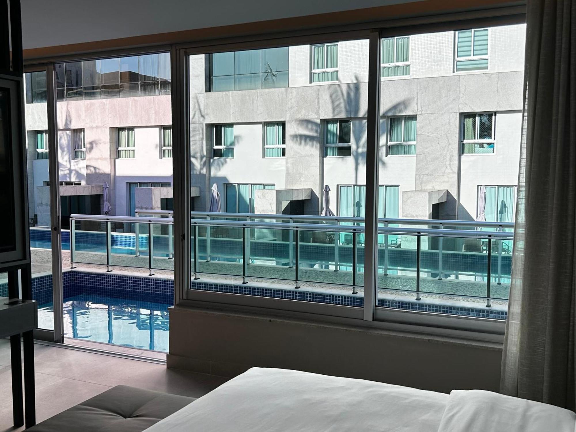 Jade Hotel Brasilia Candangolandia 외부 사진 A view of the pool from a guest room